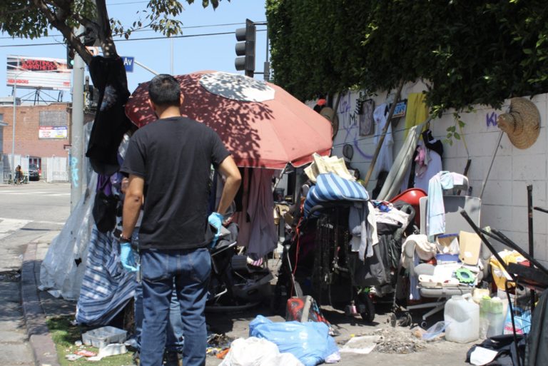 Clinic on Wheels: In L.A., Street Medicine Take Health Care to the Unhoused